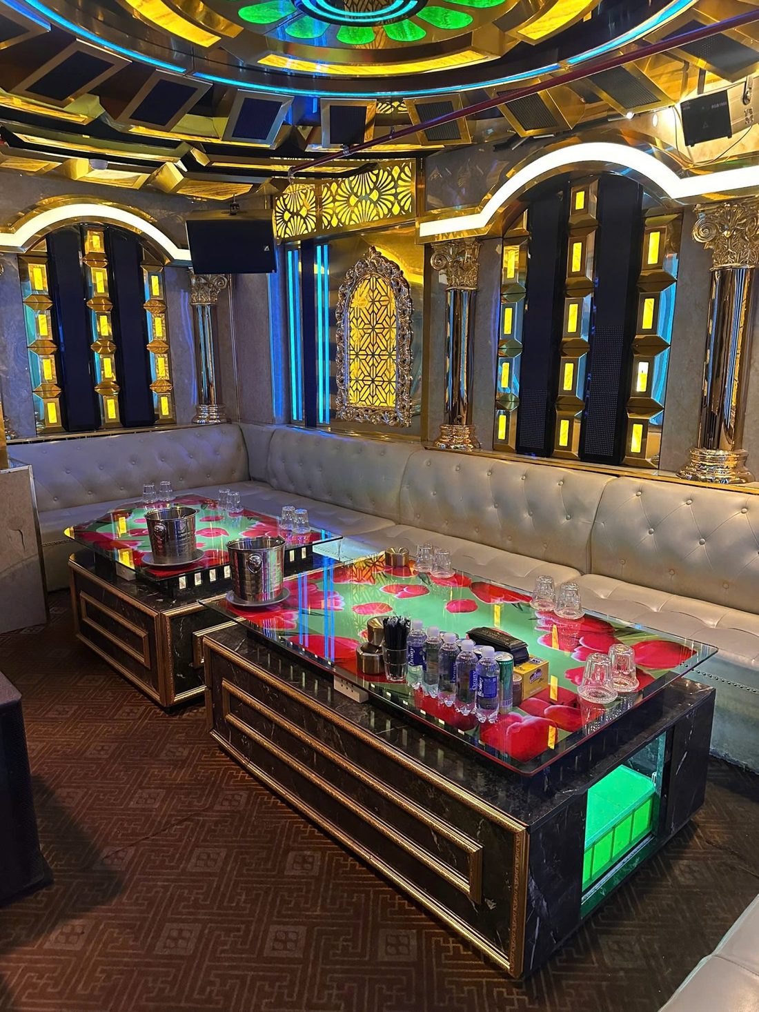 57 KTV 蓝金彩窗包厢 · 拱形壁龛与彩色玻璃穹顶
