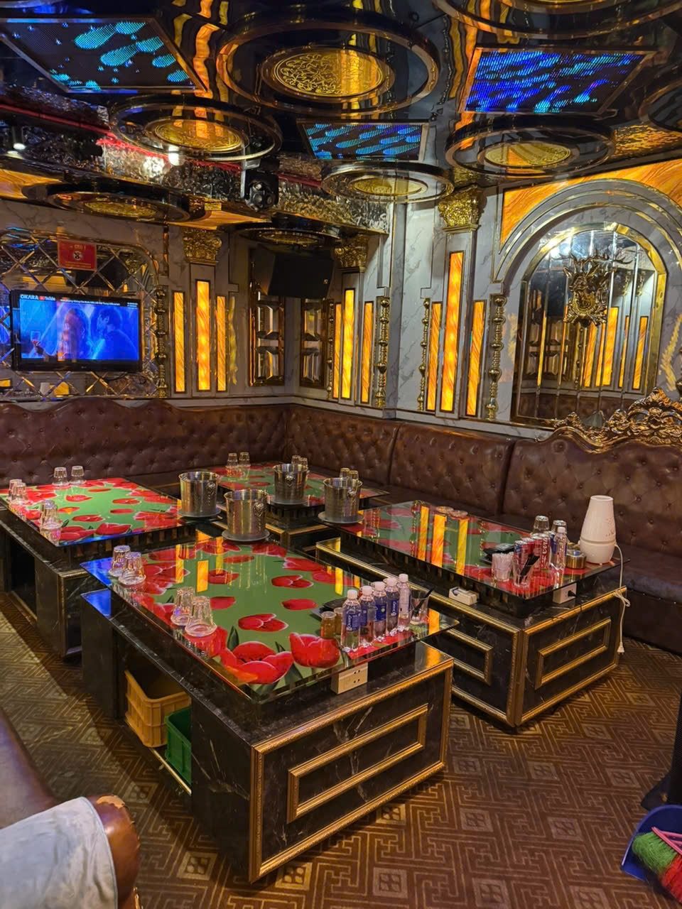57 KTV 金色雕花大厅 · 双桌位大房