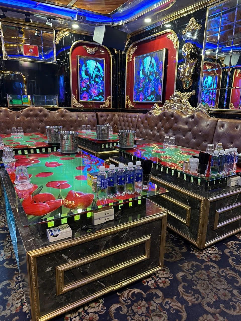 57 KTV 黑金大理石包厢 · 深棕皮质卡座