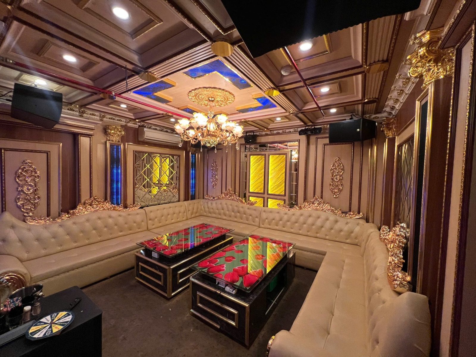 57 KTV 胡志明第一郡包厢 · 胡桃木护墙板与水晶吊灯