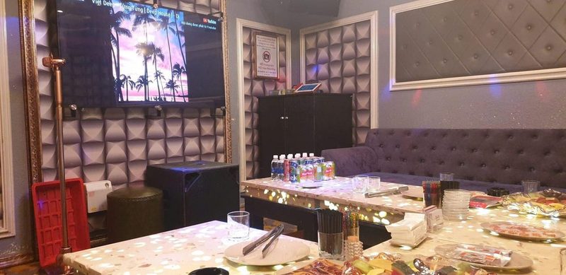 BOSS KTV 深灰菱格软包包厢，正前方大屏 LED