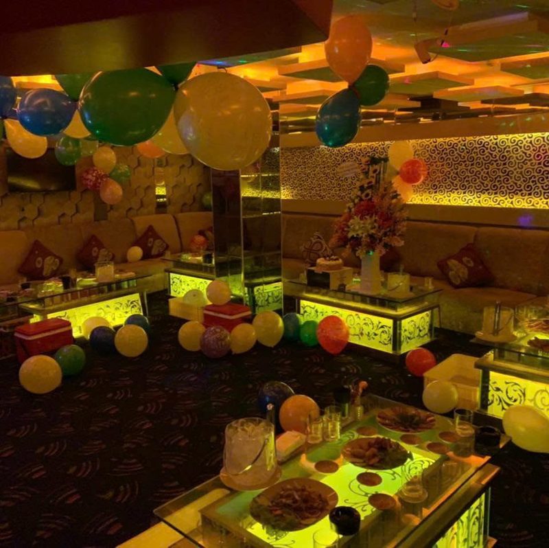 BOSS KTV 生日庆祝布置，发光台上摆果盘与气球