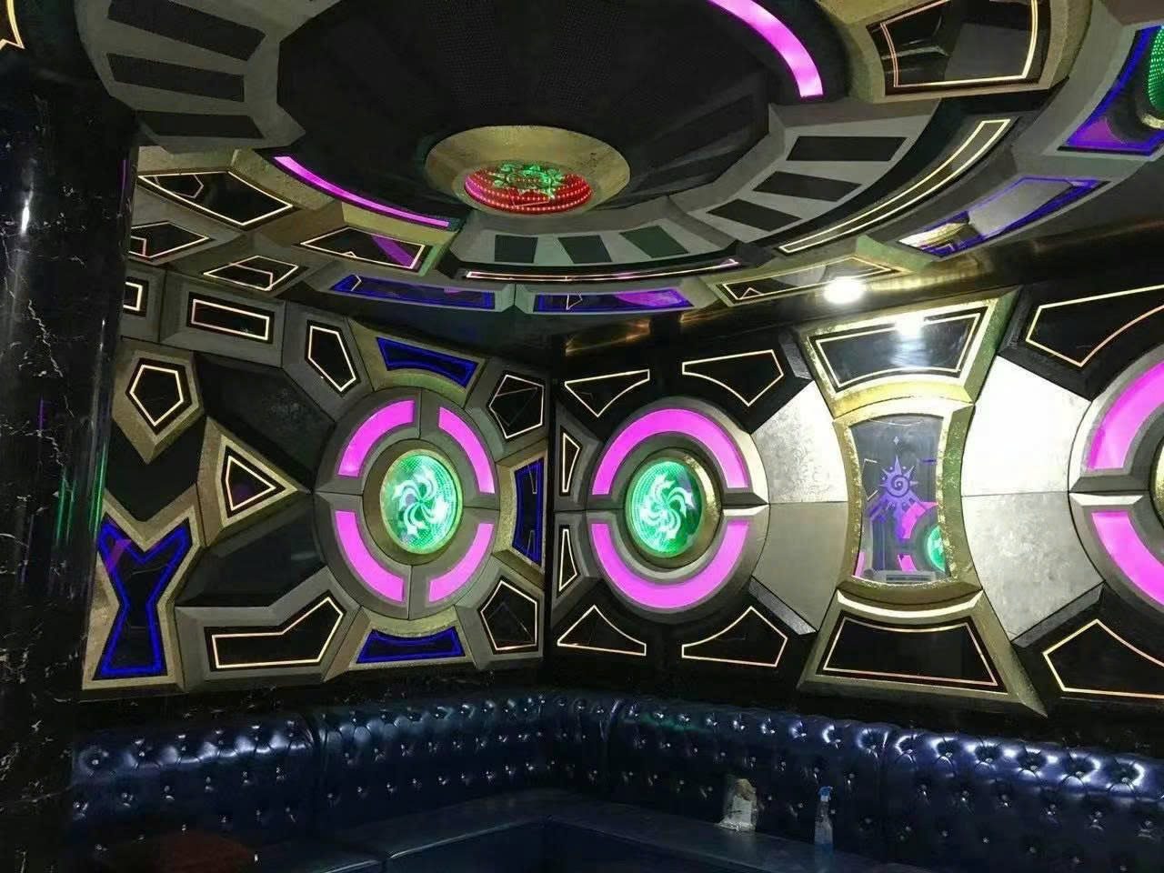 GK22 黄金王国 KTV 黑金圆盘天花与粉紫切面反光墙包厢
