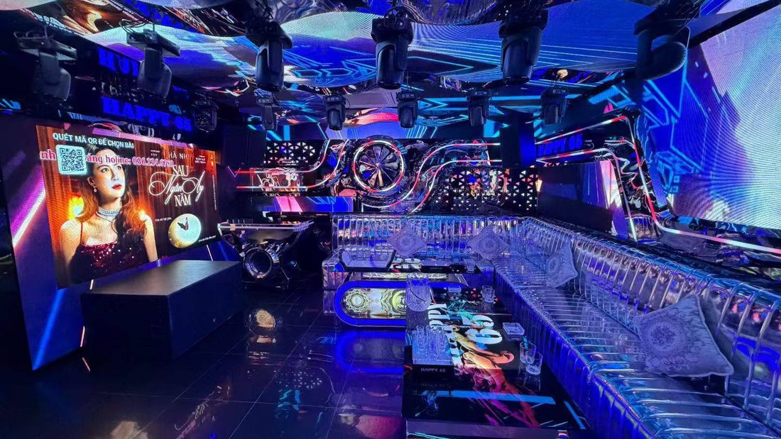 HAPPY 65 KTV 大包厢：天花整片 LED 屏配一排摇头灯，侧墙巨幅屏可扫码点歌，银色绗缝长沙发