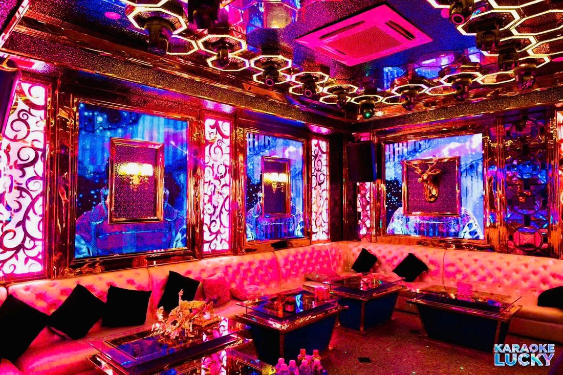 LUCKY KTV 2000 玫红色长包厢，黑色雕花墙与奶白绗缝卡座