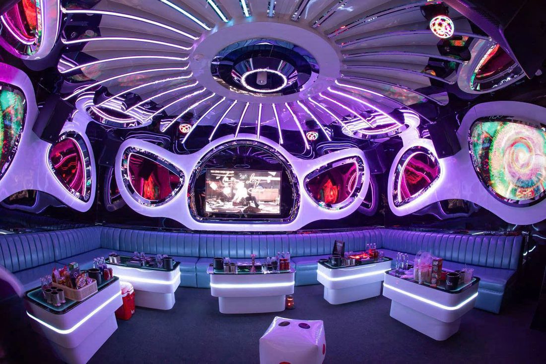 L.V Bistro K KTV 白色花瓣造型天花主包厢，紫调 LED
