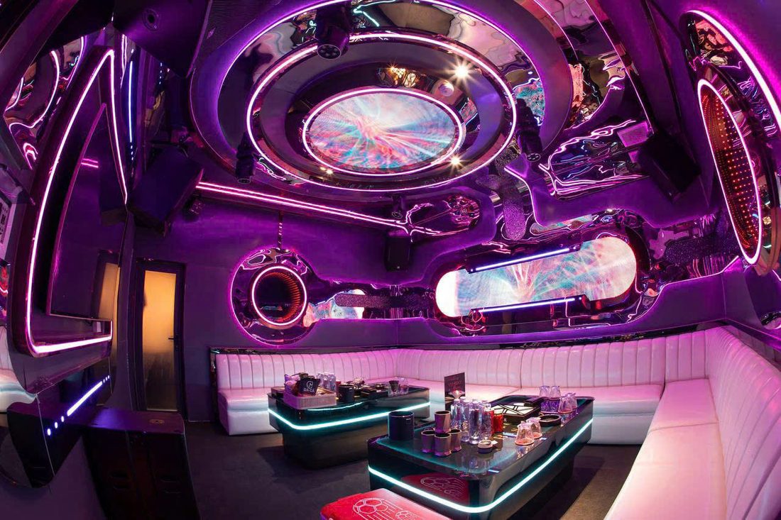 L.V Bistro K KTV 椭圆藻井包厢，白色环形卡座