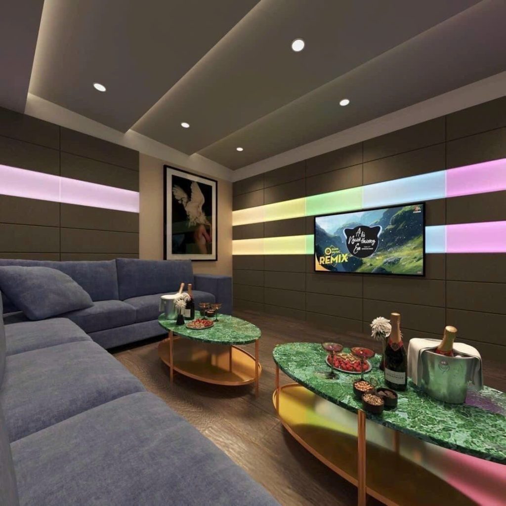 NEW 127 KTV 软包墙包厢，彩色横向灯带配灰蓝布艺转角沙发与绿云石椭圆茶几