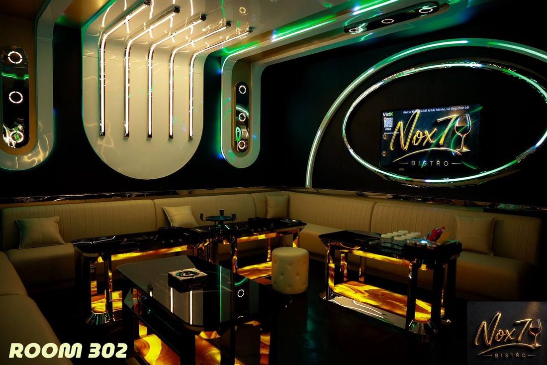 NOX7 KTV ROOM 302 翠绿霓虹椭圆环 镀铬弧管墙 奶油直纹皮革卡座