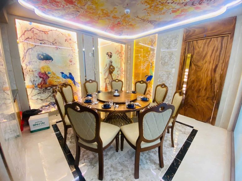 GOLD ONE 小包厢：三面胡姬花与飞鸟发光壁画，八人实木圆桌配转盘，木纹整板包厢门