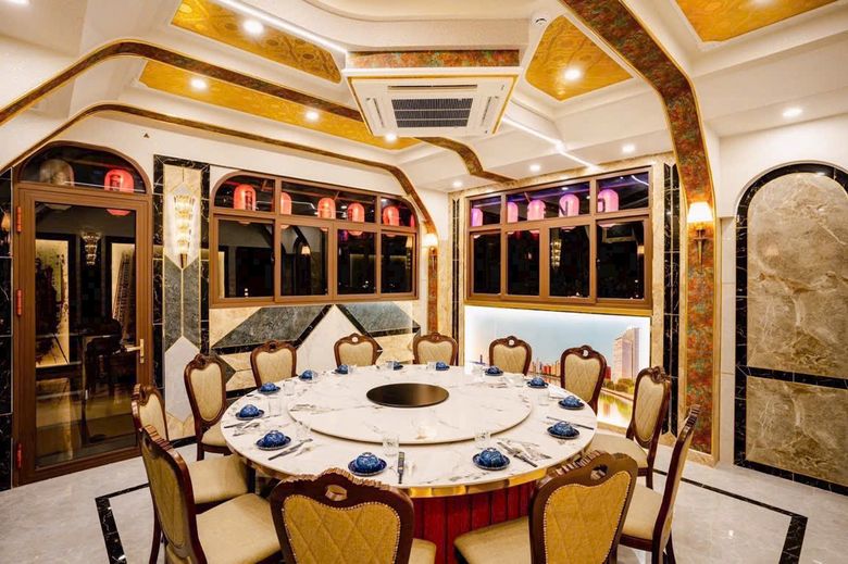 GOLD ONE 包厢：白金拱形天花与金线收边，十人大理石圆桌，高窗上挂一排红灯笼